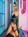Косплей порнозвезды Алиши Икс в латексной униформе с большой голой жопой и толстым пенисом за щекой, фото 10