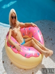 Голубоглазая красивая блондинка Elsa Jean в бикини роскошно сосет хуй в бассейне, фото 8