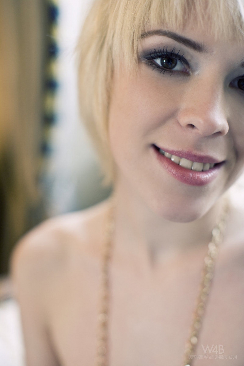 Сексуальная блондинка с большими голыми сиськами Jennifer White (16 фото)