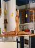 Гимнастика молоденькой блондинки на кухне голышом (18 фото), фото 7
