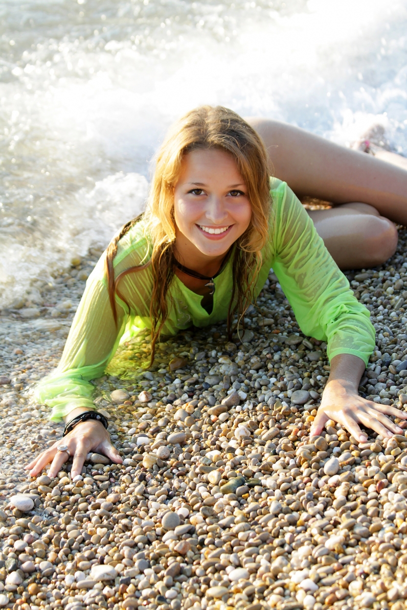 Молоденькая блондинка голышом на пляже