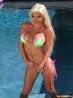 Шикарная блондинка Spencer Scott в бикини у басейна, фото 1