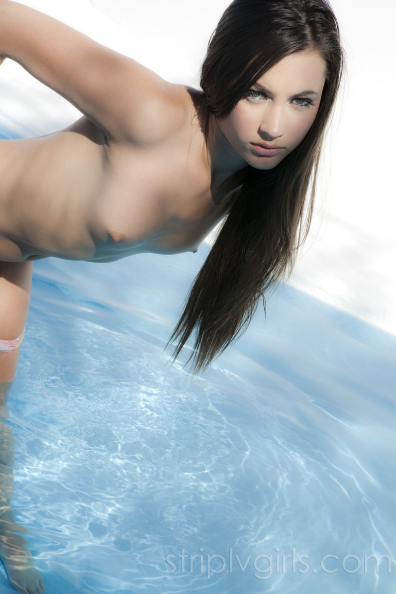 Длинноволосая брюнетка Джорджиа голышом в бассейне