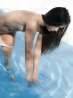 Длинноволосая брюнетка Джорджиа голышом в бассейне, фото 16