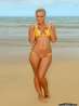 Пляжная красотка в желтом бикини раком на песке, фото 2